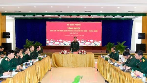 El coronel general Nguyen Truong Thang preside una sesión de trabajo después del ensayo general. (Foto: qdnd.vn)