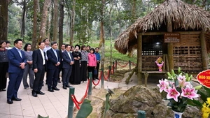 La delegación de Nhan Dan visita la comuna de Tan Trao y entrega regalos a pobladores necesitados en ocasión del 75º aniversario de la primera publicación del rotativo.