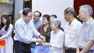 El presidente de la Asamblea Nacional, Tran Thanh Man, entrega regalos por el Tet a los residentes desfavorecidos en la ciudad de Can Tho. (Foto: VNA)