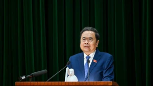 El presidente de la Asamblea Nacional de Vietnam, Tran Thanh Man, interviene en la reunión. (Foto: Nhan Dan)