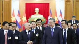El secretario general del Partido Comunista, To Lam, y el rey de Camboya, Norodom Sihamoni. en una visita de Estado del último a Vietnam, el 28 de noviembre de 2024. (Foto: VNA)