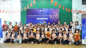 Alumnos de la Clase de caridad del barrio de Binh Trung asisten al evento. (Foto: Nhan Dan)