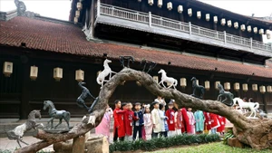 Niños visitan una exposición de esculturas en el Templo de la Literatura. (Foto: VNA)