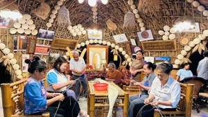 Artesanos locales tejen productos de ratán. (Foto: Nhan Dan)