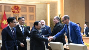 El primer ministro de Vietnam, Pham Minh Chinh, y empresarios suizos.