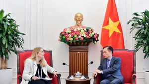 El ministro de Relaciones Exteriores de Vietnam, Le Hoai Trung, conversa con la secretaria de Estado para Economía, Educación e Investigación de Suiza, Helene Budliger Artieda. (Foto: Ministerio de Relaciones Exteriores de Vietnam)
