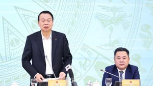 El viceministro de Finanzas Nguyen Duc Chi responde a preguntas de reporteros en la rueda de prensa ordinaria del Gobierno vietnamita ofrecida el 8 de enero de 2026. (Foto: VNA)