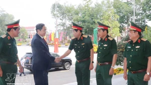 El presidente de la Asamblea Nacional de Vietnam, Tran Thanh Man, saluda a oficiales en la Región Militar 9. (Foto: VNA)