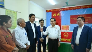 [Foto] Jefe del Legislativo inspecciona preparativos de las elecciones generales en Nghe An