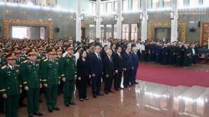 Dirigentes del Partido y del Estado rinden homenaje al general Le Van Dung, Héroe de las Fuerzas Armadas Populares de Vietnam. (Foto: Nhan Dan)