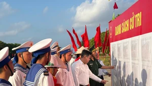 Los votantes de la isla de Truong Sa siguen de cerca la información de la Asamblea Nacional de la XVI legislatura y miembros de los Consejos Populares de todos los niveles para el período 2026-2031. (Foto: VNA)