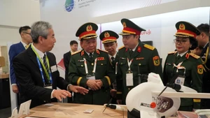 Oficiales del Ministerio de Defensa de Vietnam participan en Singapore Airshow 2026. (Foto: VNA)