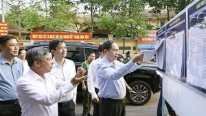 El presidente de la Asamblea Nacional, Tran Thanh Man (primero a la derecha), inspecciona un colegio electoral en el barrio de Ninh Kieu, en la ciudad de Can Tho. (Foto: VNA)