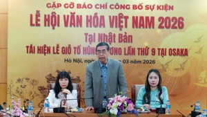Nguyen Phu Binh, presidente de la Asociación de Enlace con los Vietnamitas en el Extranjero, habla en el evento. (Foto: VNA)