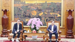 El presidente del Comité Popular de la provincia de Bac Ninh, Pham Hoang Son (derecha), se reúne con Andy Lin, vicepresidente del grupo chino Cooler Master. (Foto: VNA)