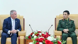 El ministro de Defensa de Vietnam, general Phan Van Giang (derecha), recibe al secretario de Estado adjunto para Asuntos de Asia Oriental y el Pacífico de Estados Unidos, Michael DeSombre. (Foto: qdnd.vn)
