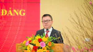 Le Quoc Minh, miembro del Comité Central del Partido Comunista de Vietnam (PCV), miembro de la Junta Permanente del Comité del PCV de las agencias centrales del Partido, secretario del Comité del PCV y presidente-editor del periódico Nhan Dan, subjefe de la Comisión de Propaganda y Movilización de Masas del Comité Central del PCV y titular de la Asociación de Periodistas del país, en su intervención. (Foto: Nhan Dan)