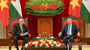 El secretario general del Partido Comunista de Vietnam, To Lam, conversa con el presidente de la Cámara de Representantes de Jordania, Mazen Turki El Qadi. (Foto: Nhan Dan)