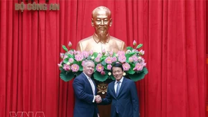 El general Luong Tam Quang (derecha), miembro del Buró Político y ministro de Seguridad Pública de Vietnam, recibe a Michael DeSombre, secretario de Estado adjunto para Asuntos de Asia Oriental y el Pacífico de Estados Unidos. (Foto: VNA)