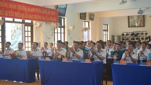 La inauguración del XIV Congreso Nacional del Partido en la mañana del 20 de enero acapara la atención de pobladores de toda la isla de Truong Sa.