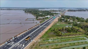 El tramo principal Hau Giang-Ca Mau, de 73,2 kilómetros de longitud, se abre al tráfico. (Foto: VNA)