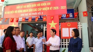 El secretario del Comité del Partido Comunista de Vietnam en Khanh Hoa, Nghiem Xuan Thanh, inspecciona los preparativos electorales en el colegio electoral 2 en el distrito de Bac Nha Trang. (Foto: VNA)