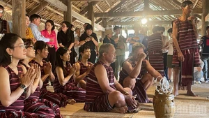 Una actividad en la Aldea de Cultura y Turismo de las Nacionalidades de Vietnam. (Foto: Nhan Dan)