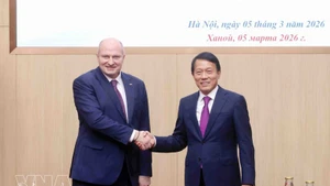 El general Luong Tam Quang, ministro de Seguridad Pública de Vietnam (derecha), y el titular del Ministerio de Situaciones de Emergencia de Rusia, Aleksandr Kurenkov. (Foto: VNA)