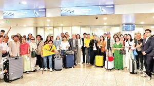 La totalidad de los turistas vietnamitas de Vietravel procedentes de Oriente Medio arribó sin contratiempos al Aeropuerto Internacional de Noi Bai, en Hanói, la tarde del 4 de marzo. (Foto: Nhan Dan)