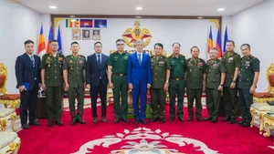 El embajador de Vietnam en Camboya, Nguyen Minh Vu, visita al Estado Mayor General de las Fuerzas Armadas Reales de Camboya con motivo del tradicional Año Nuevo Choul Chnam Thmey 2026. (Foto: Nhan Dan)