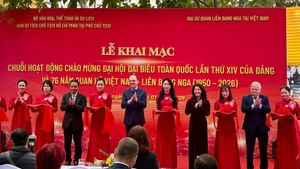 Delegados cortan la cinta inaugural de una serie de actividades que celebran el XIV Congreso Nacional del Partido Comunista de Vietnam. (Foto: VNA)