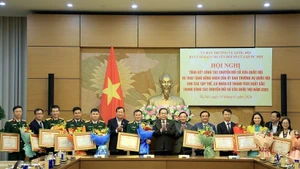 El presidente de la Asamblea Nacional de Vietnam, Tran Thanh Man, entrega certificados de mérito a los merecedores. (Foto: VNA)