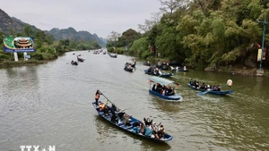 Festival de la Pagoda Huong: El arroyo Yen rebosa de barcos que transportan visitantes para celebrar la Fiesta de la Primavera. (Foto: VNA)