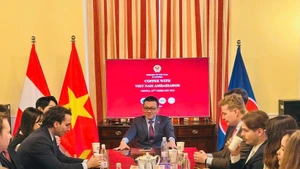 El embajador de Vietnam en Austria, Vu Le Thai Hoang, se reúne con profesores y estudiantes de posgrado internacionales en la Academia Diplomática de Austria. (Foto: VNA)