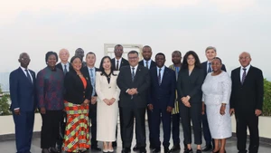 La viceministra vietnamita de Relaciones Exteriores Le Thi Thu Hang y los embajadores extraordinarios plenipotenciarios no residentes. (Foto: VNA)