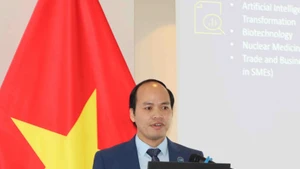 El presidente de la Asociación de Intelectuales Vietnamitas en Bélgica y Luxemburgo, Phung Quoc Tri, en el seminario. (Foto: VNA)