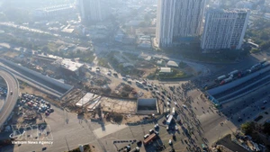 El nudo de transbordo de An Phu es un punto estratégico donde convergen importantes ejes de transporte, entre ellos la vía de acceso a la autopista Ciudad Ho Chi Minh - Long Thanh - Dau Giay, las arterias Mai Chi Tho y Luong Dinh Cua, así como el sistema de conexión con la zona portuaria Cat Lai - Phu Huu. (Foto: VNA)