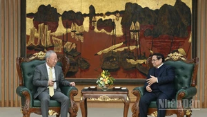 El primer ministro de Vietnam, Pham Minh Chinh (derecha), conversa con Yan Jiehe, fundador de China Pacific Construction Group. (Foto: Nhan Dan)