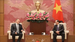 El vicepresidente de la Asamblea Nacional de Vietnam Tran Quang Phuong recibe a Zoltán Sas, titular de la Comisión de Seguridad Nacional del Parlamento de Hungría. (Foto: VNA)