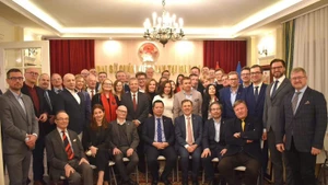Los delegados al seminario posan para fotos. (Foto: Embajada de Vietnam en Polonia)