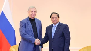 El primer ministro de Vietnam, Pham Minh Chinh, y Vladimir Petrovich Evtushenkov, presidente de AFK Sistema. (Foto: VGP)
