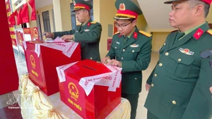Sellado de urnas en un colegio electoral de la isla de Bach Long Vi. (Foto: VNA)
