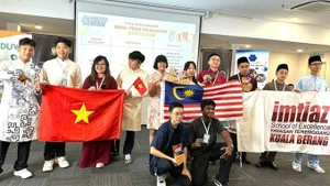 Los equipos ganadores del apartado Inno-Tech Secondary. (Foto: sggp.org.vn)