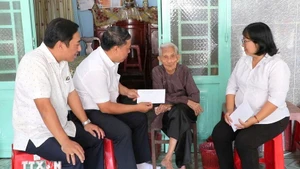 Las autoridades del distrito de Phu Loi, en Ciudad Ho Chi Minh, entregan obsequios a los beneficiarios en sus hogares. (Foto: VNA)