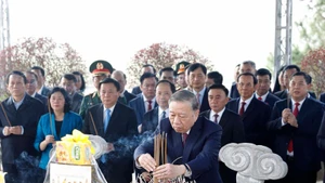 El secretario general del Partido Comunista de Vietnam, To Lam, y delegados ofrecen inciensos al exlíder partidista Tran Phu. (Foto: VNA)