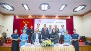 En la ceremonia de firma. (Foto: hue.gov.vn)