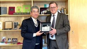 El embajador de Vietnam en Alemania, Nguyen Dac Thanh, y el vicepresidente del Parlamento Federal del país europeo, Bodo Ramelow. (Foto: Embajada de Vietnam en Alemania)