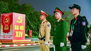 Miembros de la Policía de Hanói se unen a la misión.