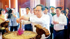 El presidente de la Asamblea Nacional de Vietnam, Tran Thanh Man, deposita inciensos en homenaje al Presidente Ho Chi Minh en ocasión de su actual visita de trabajo a la provincia de Nghe An. (Foto: Nhan Dan)