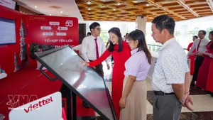 Presentación de plataformas y soluciones de transformación digital al servicio del gobierno digital y la economía digital en la provincia de Tay Ninh. (Foto: VNA)